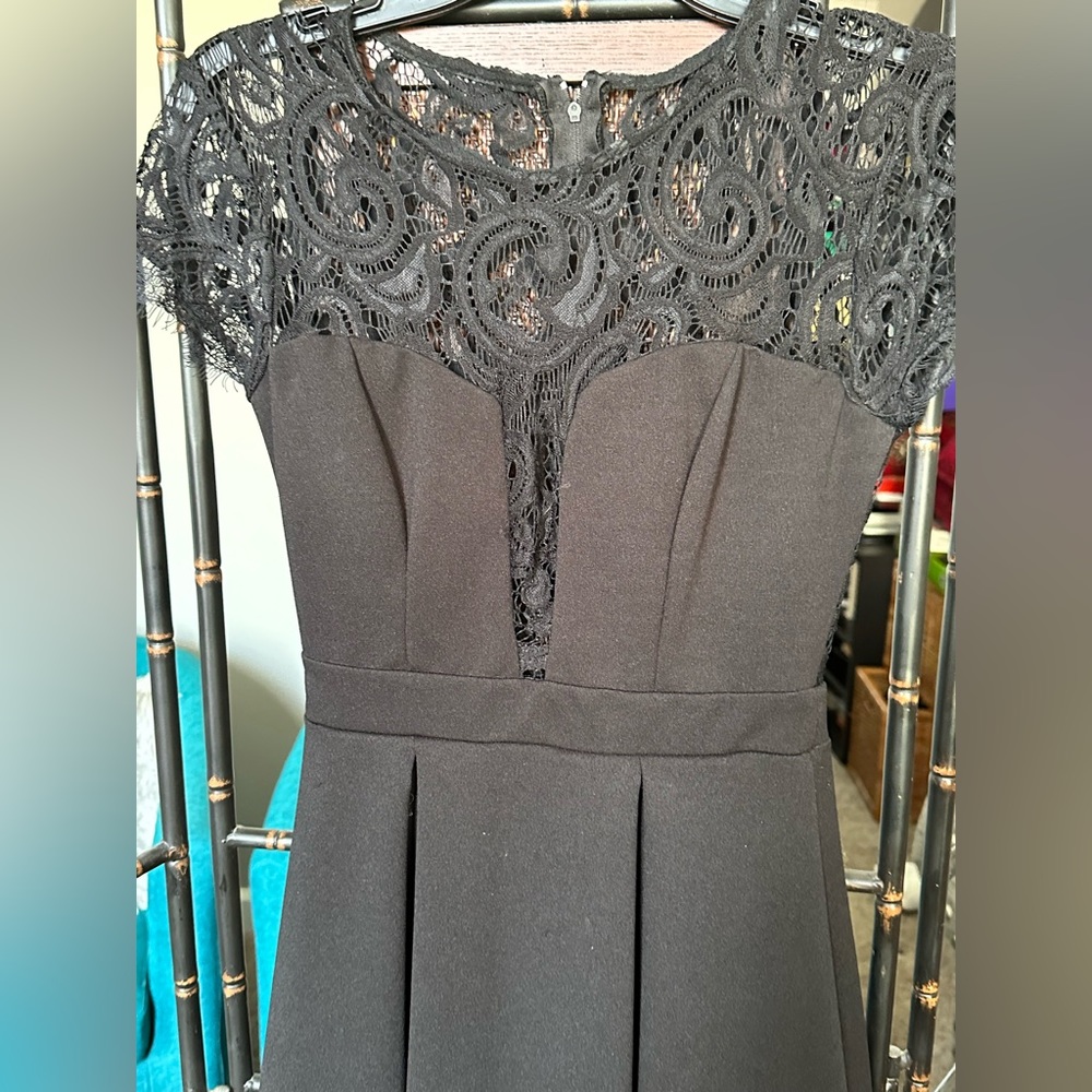 Bdarlin black lace neckline sz 1/2 jr